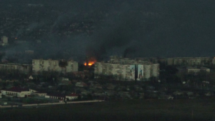 Khói lửa bốc lên từ các tòa nhà ở Bakhmut, Ukraine
